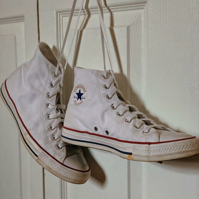 Asistente exprimir Organo How to Clean White Converse: 6 Easy Steps | ClothedUp