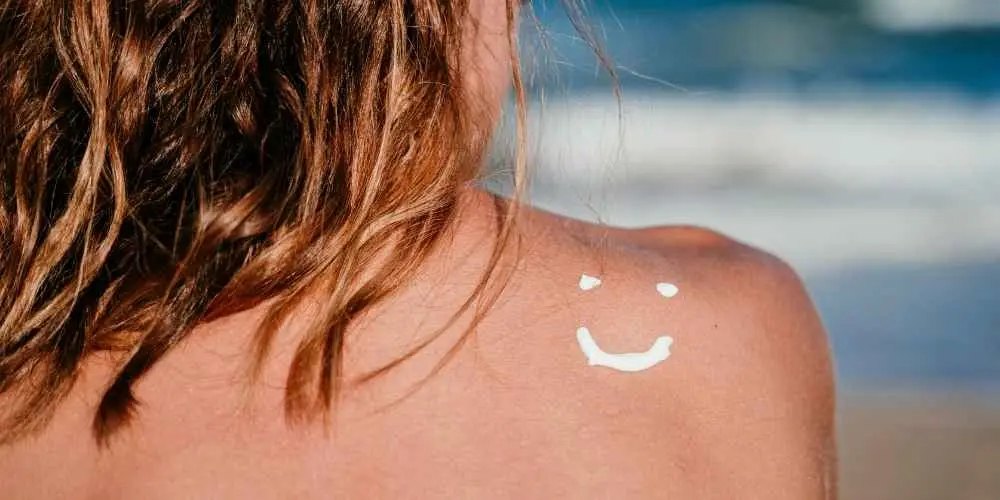 How to Put Lotion on Your Back by Yourself: 5 Easy Ways